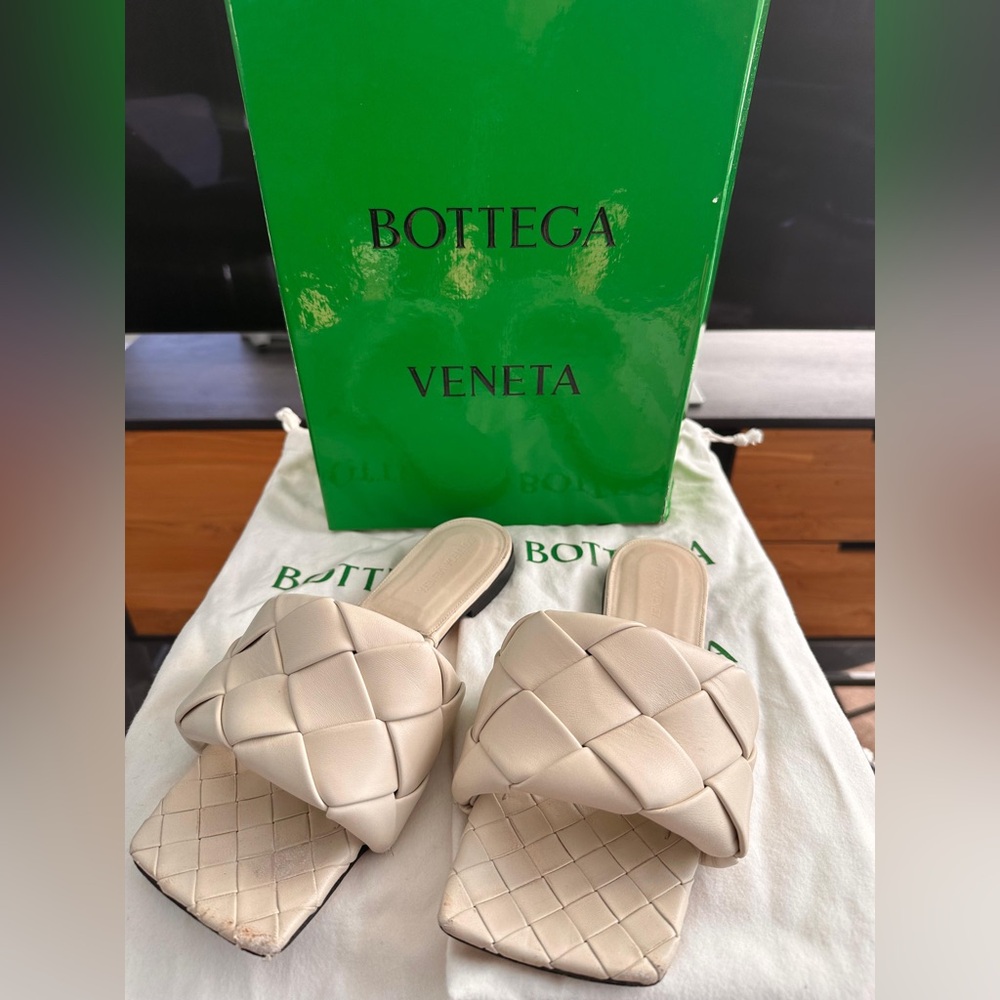 Bottega Veneta Lido Flat Sandal, Size 39.5